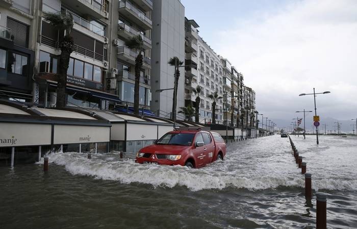 İzmir'de denizle kara birleşti - Resim: 1