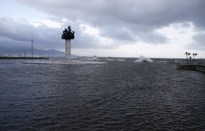İzmir'de denizle kara birleşti - Resim: 2