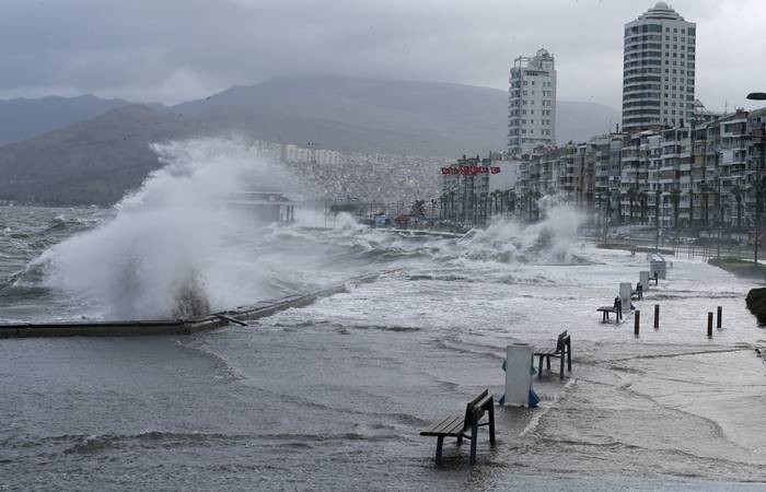 İzmir'de denizle kara birleşti - Resim: 3