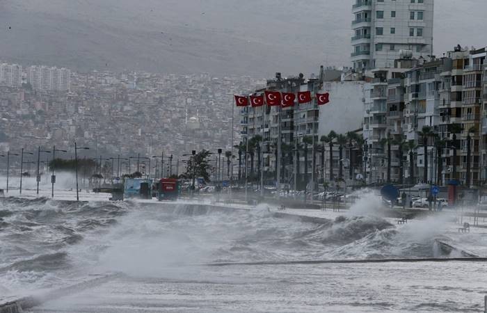 İzmir'de denizle kara birleşti - Resim: 4