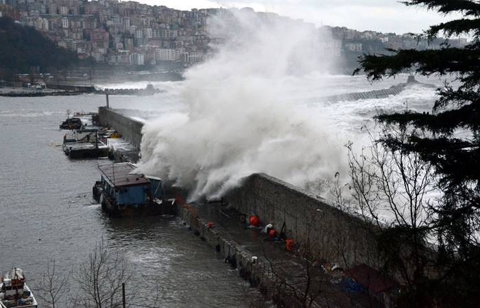 Zonguldak'ta dalgalar 10 metreyi aştı - Resim: 1