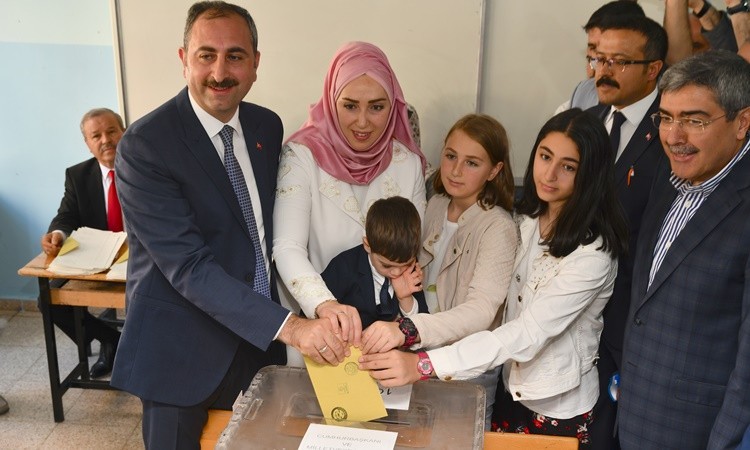 Siyasiler sandık başında - Resim: 1