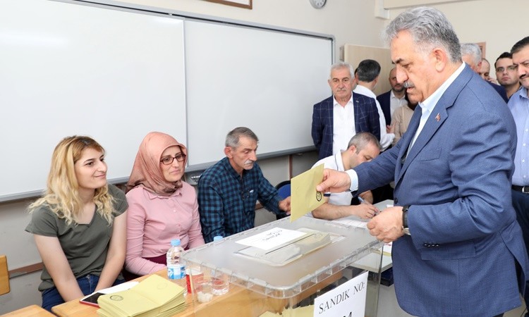 Siyasiler sandık başında - Resim: 3
