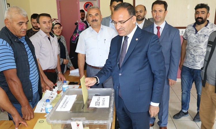 Siyasiler sandık başında - Resim: 4