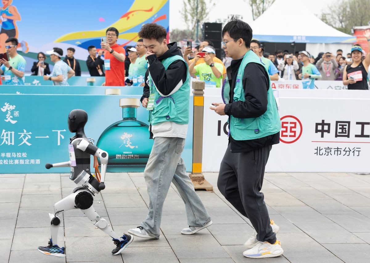 Robotlar ilk kez insanlarla maraton koştu! Tarihe geçen yarışın şampiyonu Tiangong Ultra oldu - Resim: 1