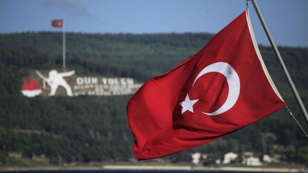 Dur Yolcu! Bilmeden gelip bastığın bu toprak bir devrin battığı yerdir!