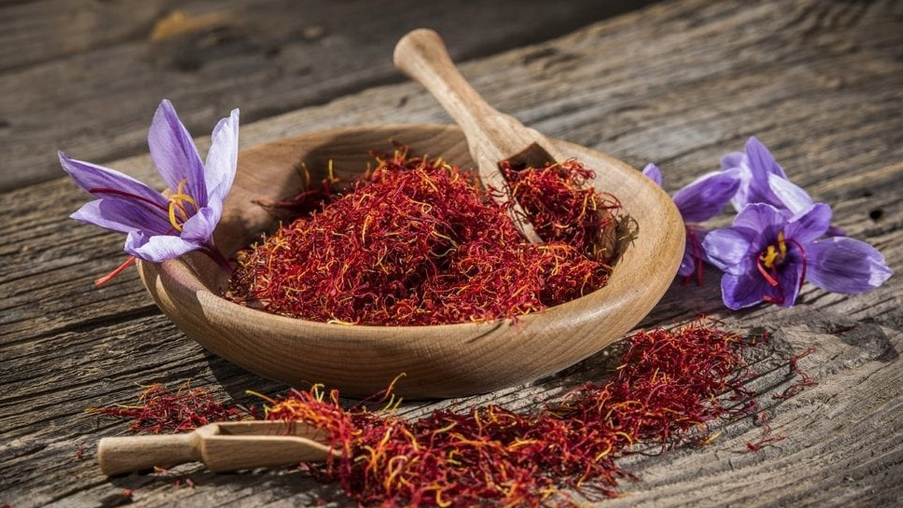 Kilosu 250 bin lira olan safranın sahtesini yapıyo…