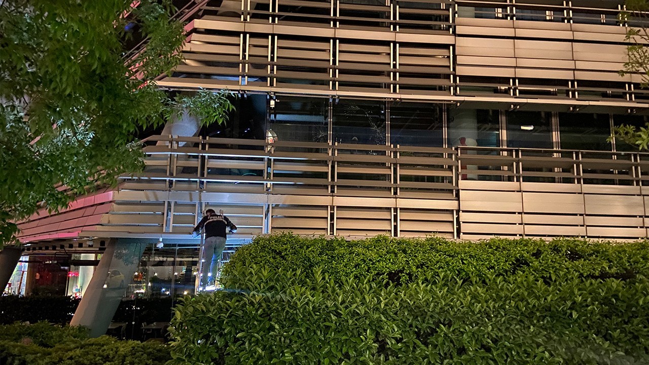 Zorlu Holding binasına silahla ateş açıldı