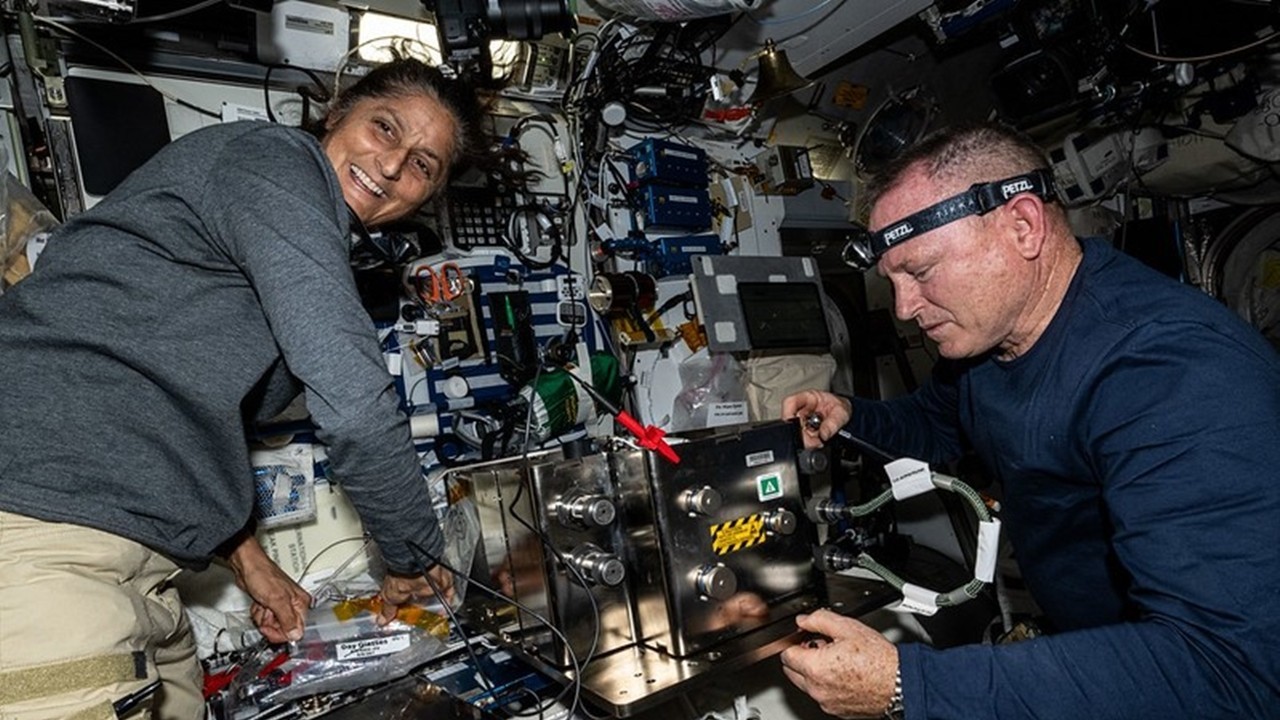 286 gündür uzayda mahsur kalan NASA astronotları, dünyaya döndü