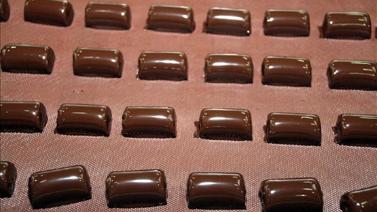 Tonlarca tarihi geçmiş çikolata ele geçirildi!