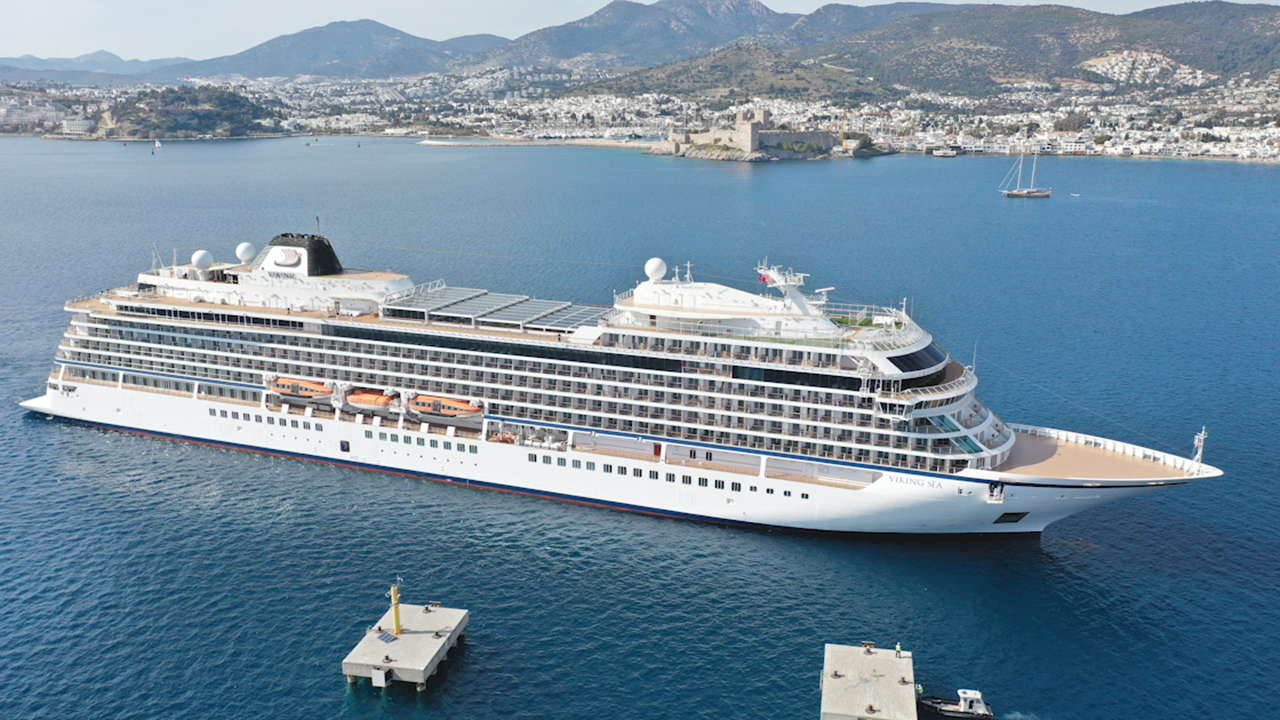 Bodrum’a sezonun ilk yolcu gemisi geldi