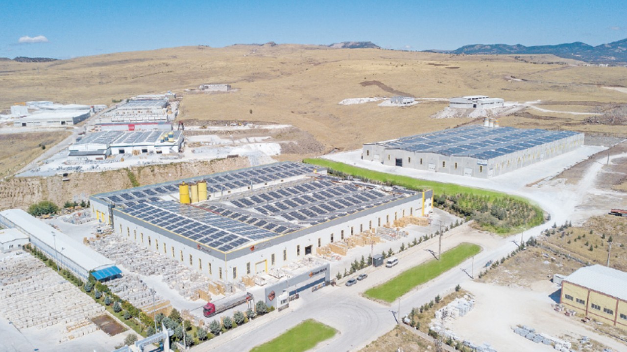 Karamehmet, özel dokulu yüzey seçenekleriyle iddialı