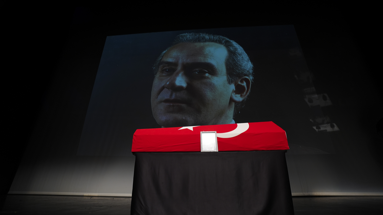 Sanatçı Ahmet Levendoğlu son yolculuğuna uğurlandı! AKM'ye ünlü akını...