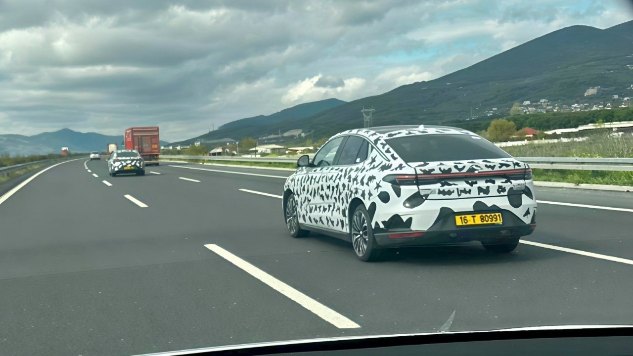 Test sürüşünden görüntüler geldi! Togg’un yeni modeli T10F, 600 km menzili ve şık tasarımıyla Türkiye yollarında