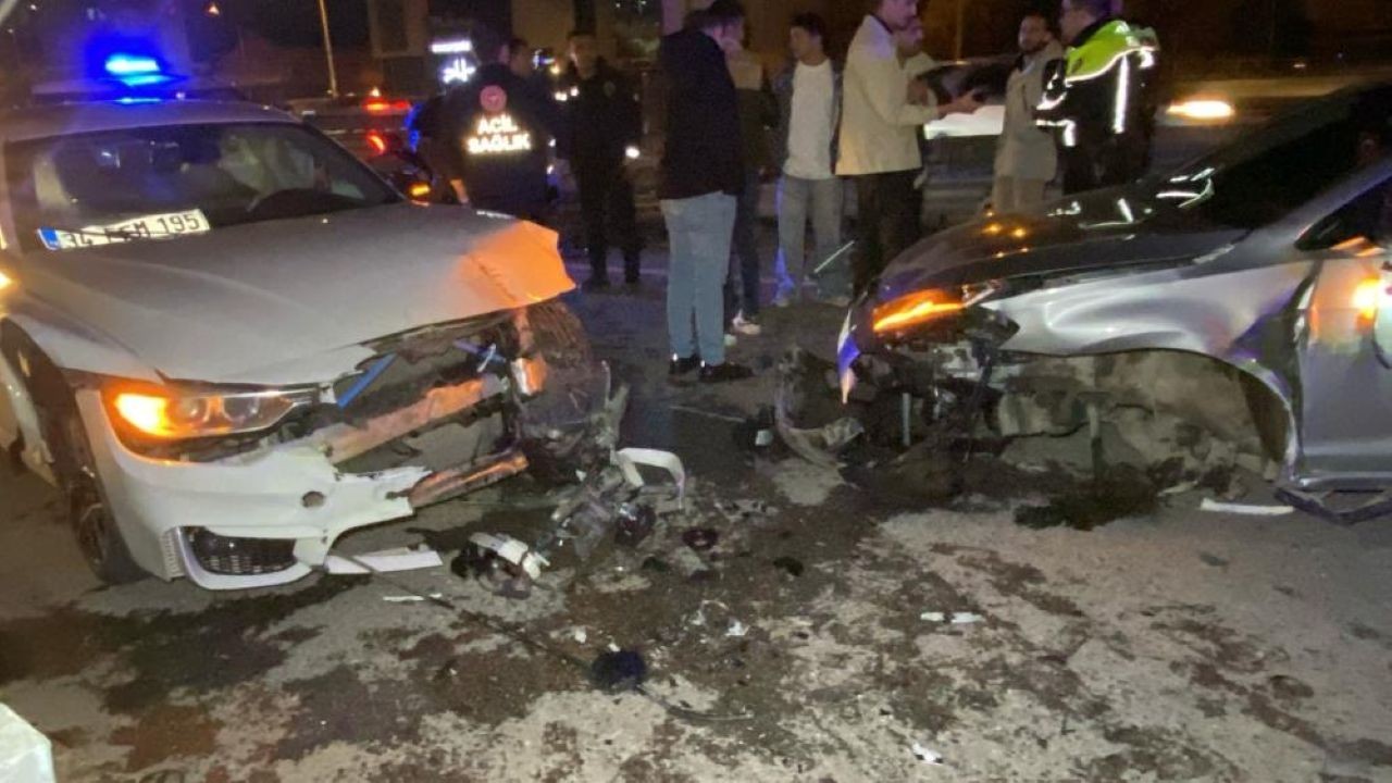 Kocaeli'de kaza! Araçlar hurdaya döndü