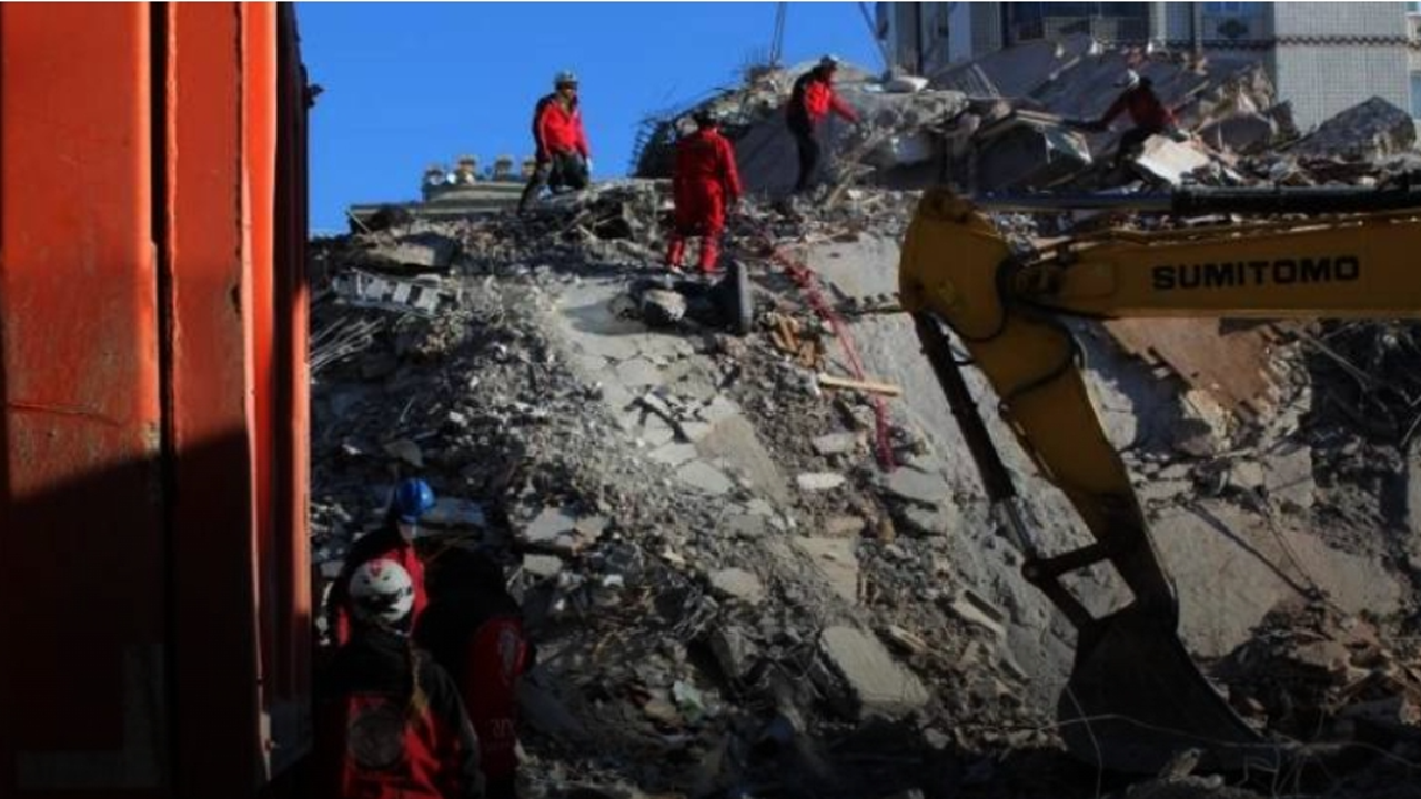 Depremde 25 kişiye mezar olan binanın müteahhitlerine 16 yıl hapis