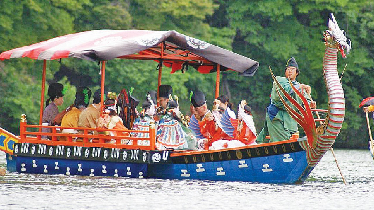 Batıda çiçekler, doğuda ejderhalar uyanıyor