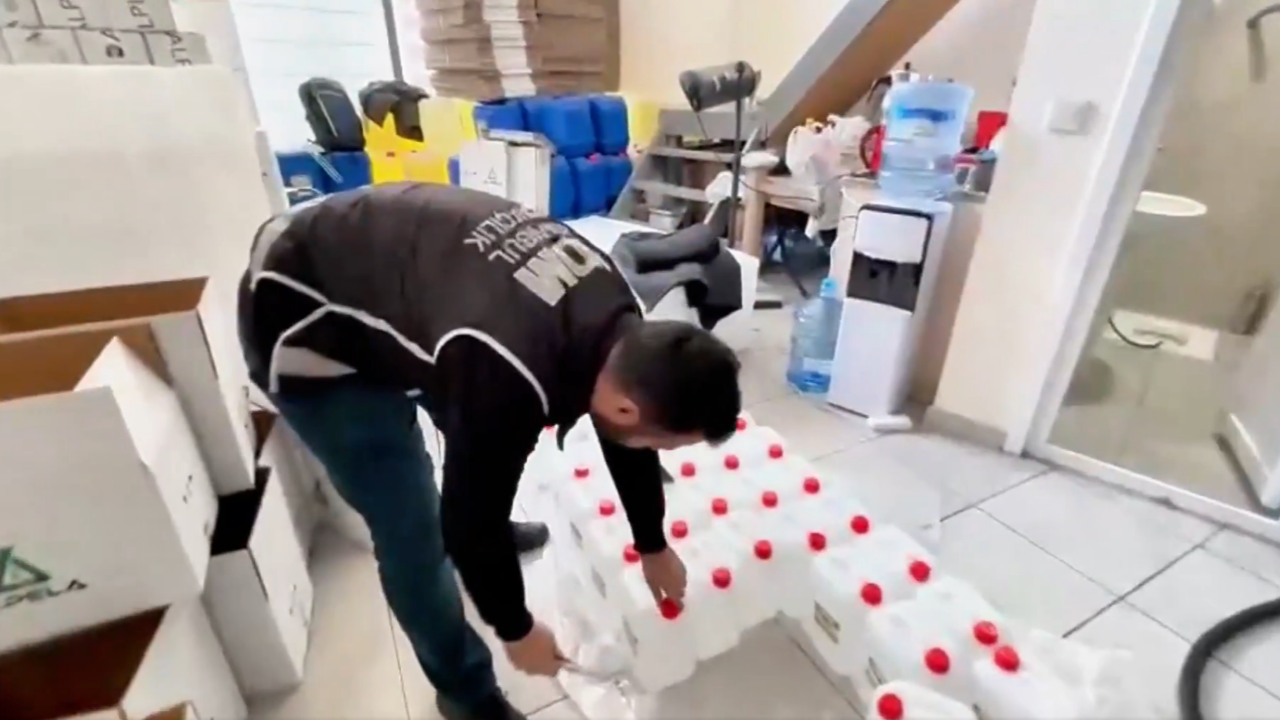 81 ilde sahte alkol operasyonu! Yaklaşık 64 bin litre sahte alkol bulundu: 137 şüpheli yakalandı