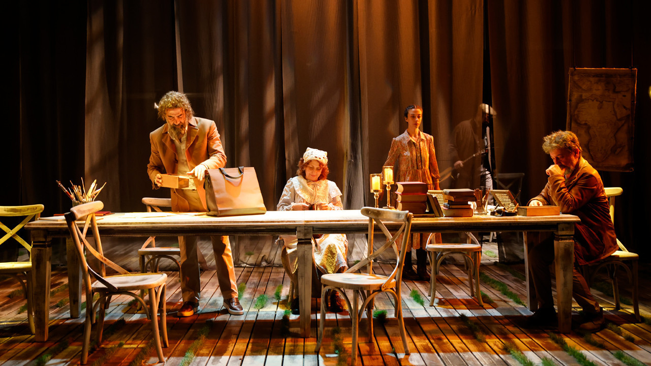 İstanbul Devlet Tiyatrosu'nun yeni oyunu 'Vanya Dayı' prömiyer yaptı