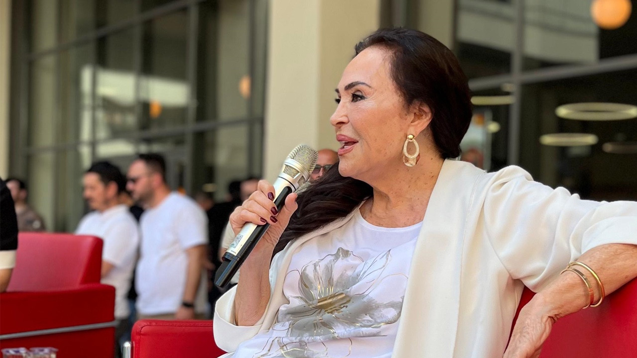 Türkan Şoray İstanbul'da üniversite öğrencileriyle buuştu