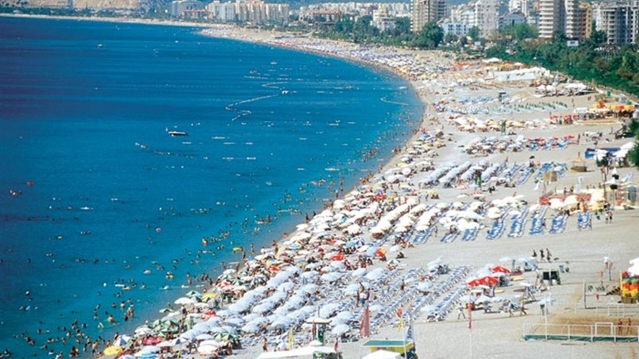 Turistler ve yerli tatilciler Antalya sahillerine akın etti Turistler ve yerli tatilciler Antalya sahillerine akın etti