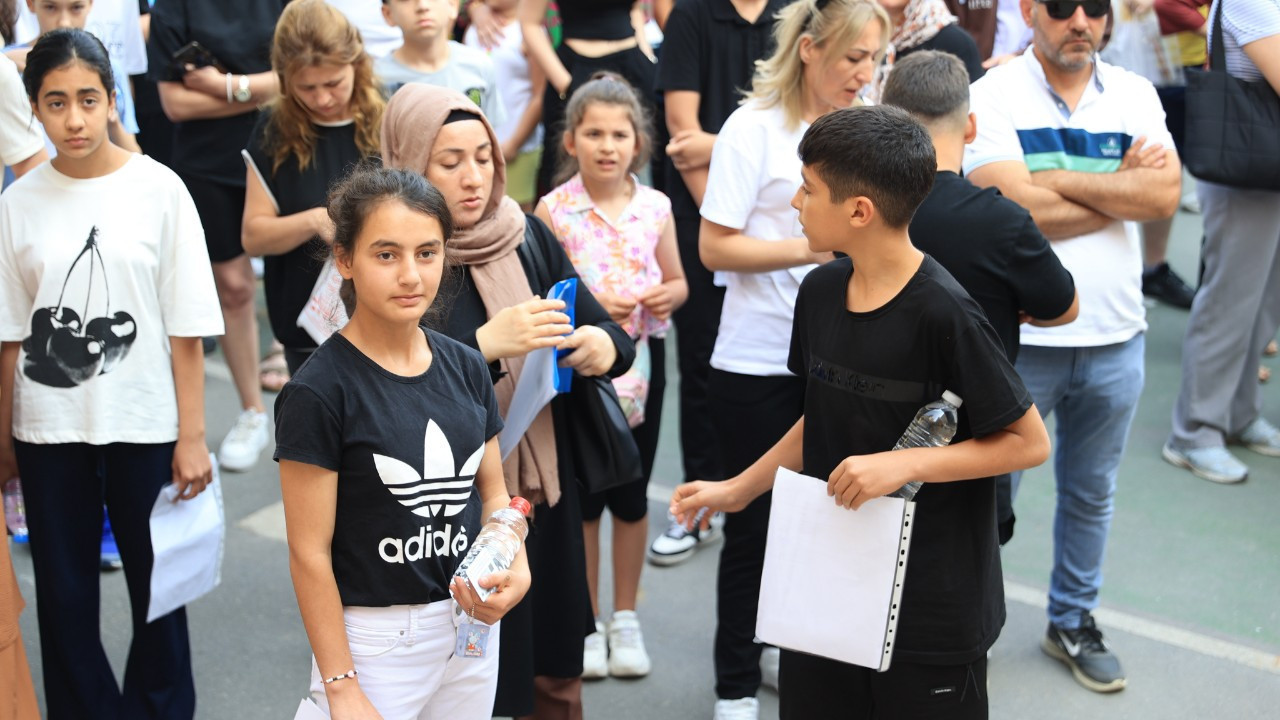 LGS'de ilk oturum başladı! 1 milyondan fazla öğrenci sınavda ter döküyor