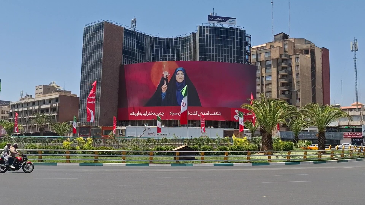 Canlı yayında hedef alınan spiker İran'a kahraman ilan edildi: Posteri meydana asıldı