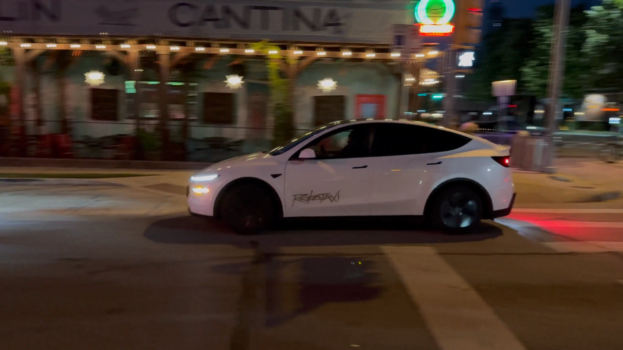 Tesla'nın sürücüsüz taksileri Teksas'ta yola çıktı!