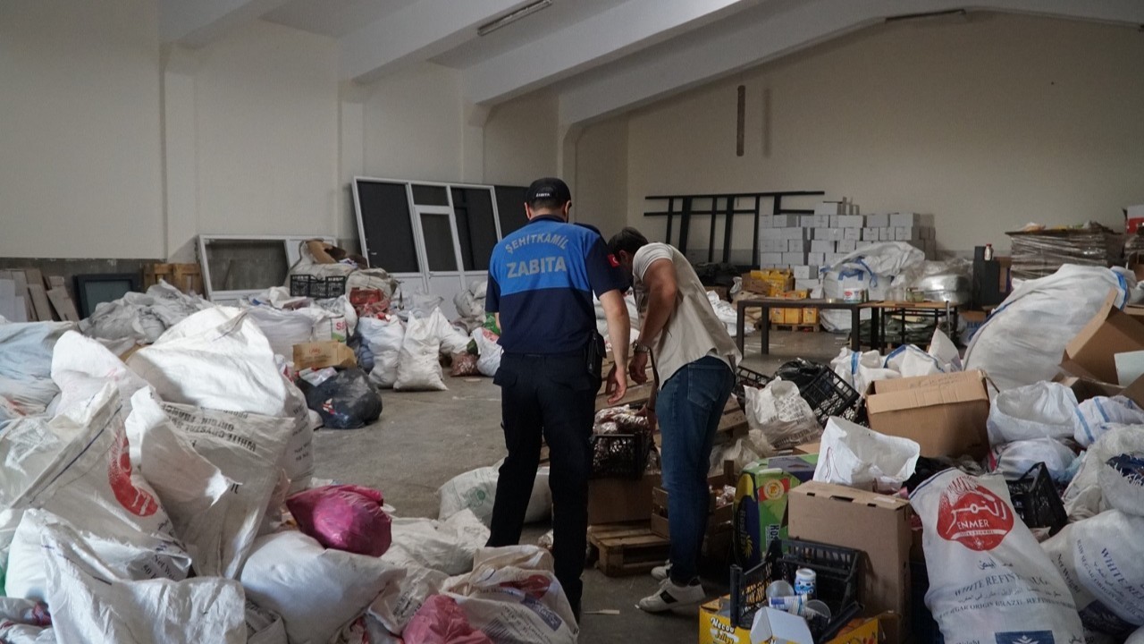 Gaziantep’te gıda skandalı: Tarihi geçmiş tonlarca ürün ele geçirildi Gaziantep’te gıda skandalı: Tarihi geçmiş tonlarca ürün ele geçirildi