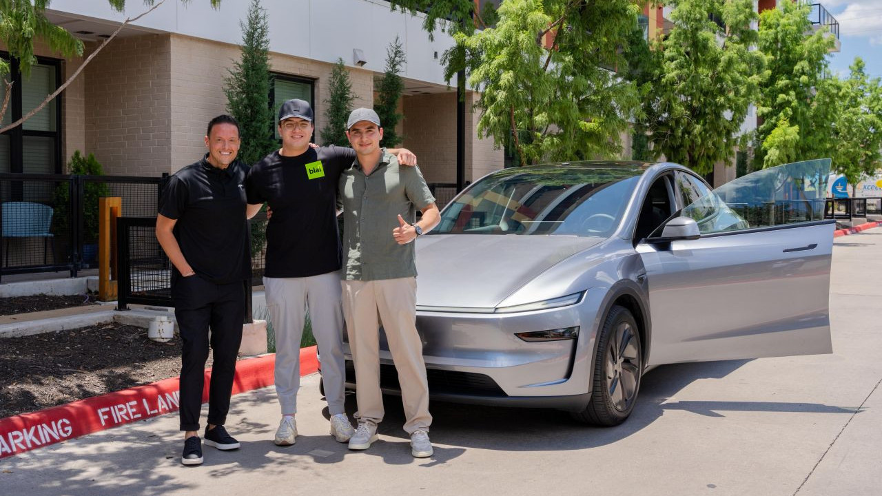 Tesla'dan ilk: Tam otonom Model Y, sahibinin evine kendi gitti!