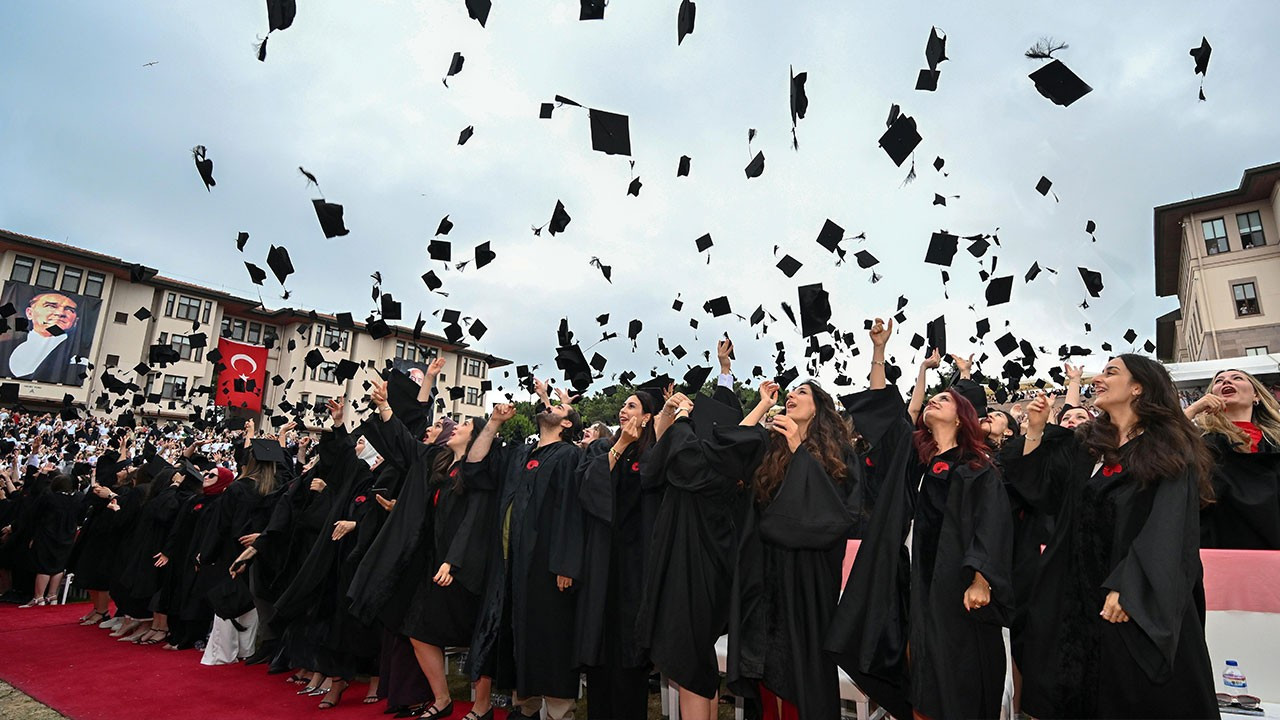 Koç Üniversitesi, 31'inci dönem mezunlarını verdi