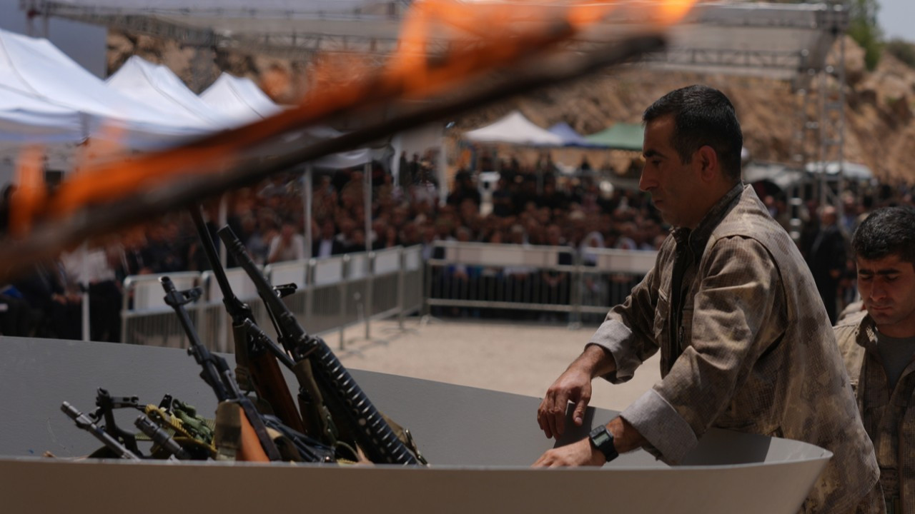 Terörsüz Türkiye'de tarihi gün! PKK'nın bıraktığı silahlar yakıldı, PKK silah bırakacak, PKK SİLAH BIRAKTI MI, NE ZAMAN BIRAKACAK? PKK kendini feshetti mi?