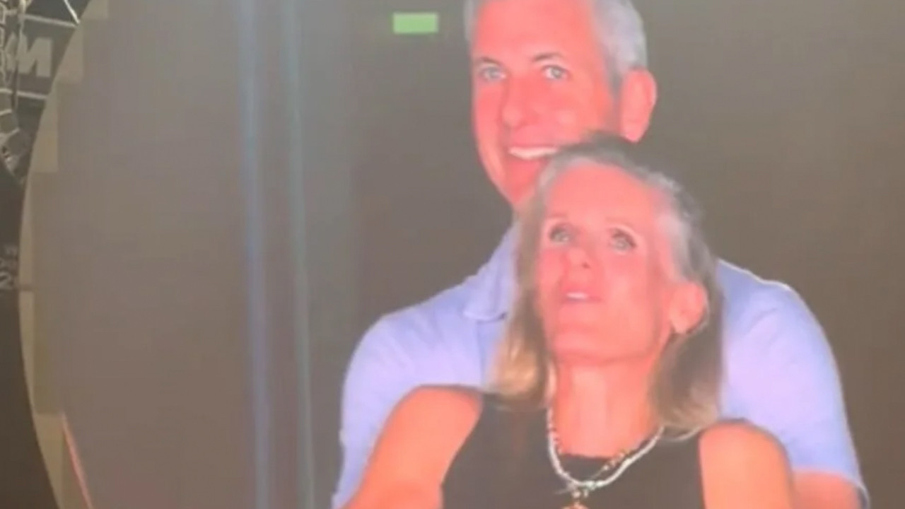 Dev şirketin CEO'su Coldplay konserinde eşini insan kaynakları müdürüyle aldatırken yakalandı