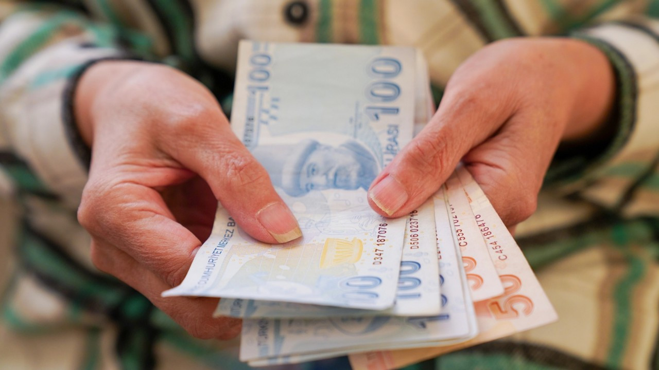 Zamlı emekli maaşları hesaplara yatmaya başlıyor! İşte ödeme takvimi, Maaş farkı yattı mı, Emekli ve memur maaş farkı ne zaman yatacak?