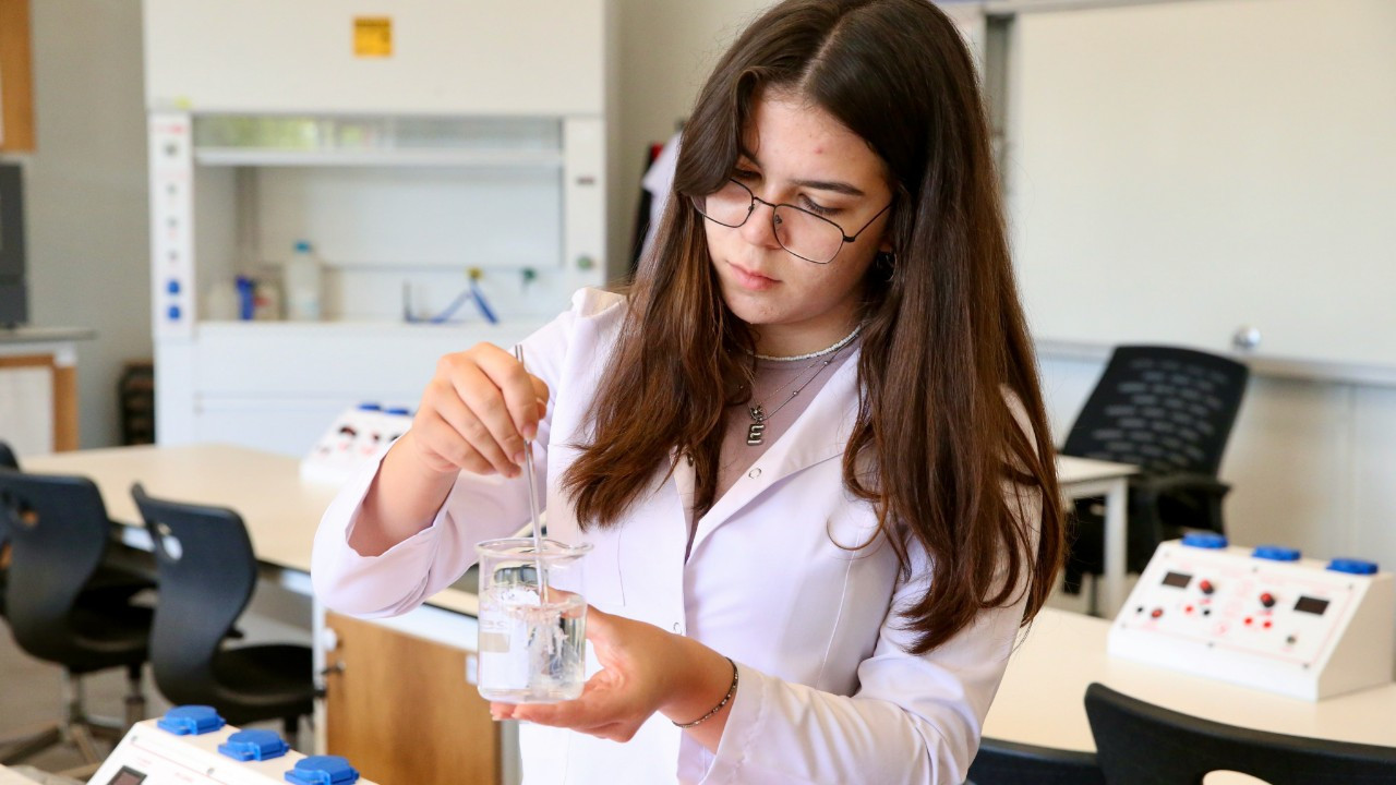 Hedefi dünya çapında başarı: Lise öğrencisi Elif Berra Demir kutup sularında biyoplastik projesini test etti