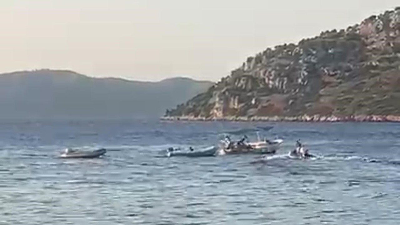 Tur teknesinde kavga can aldı! Genç denizci yaşamını yitirdi, mahalleli şüphelileri küreklerle dövdü