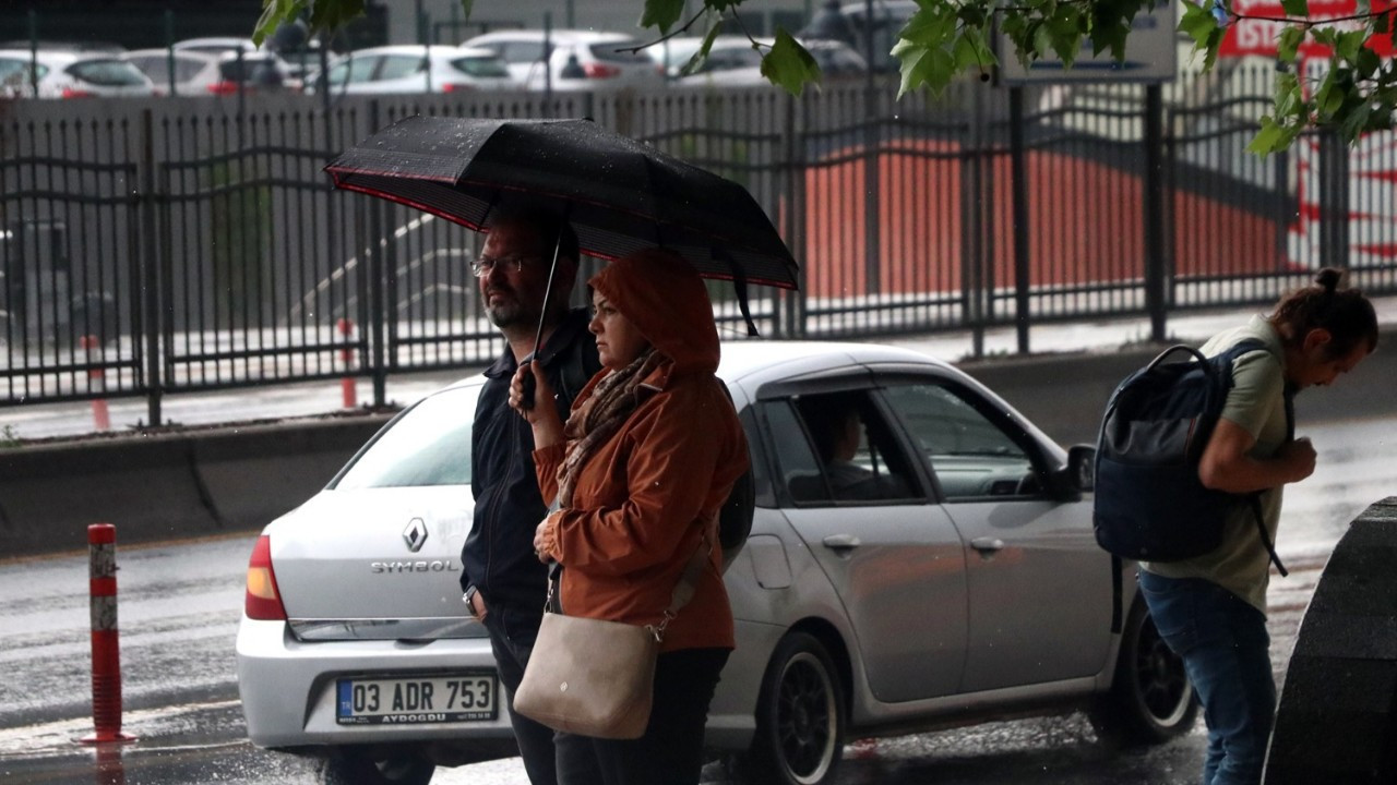 Sıcaklıklar düşüyor, yağışlar geliyor: İşte 3 büyük ilde hava durumu... | 3 AĞUSTOS HAVA DURUMU Bugün hava nasıl olacak? İstanbul'da yağmur yağacak mı?