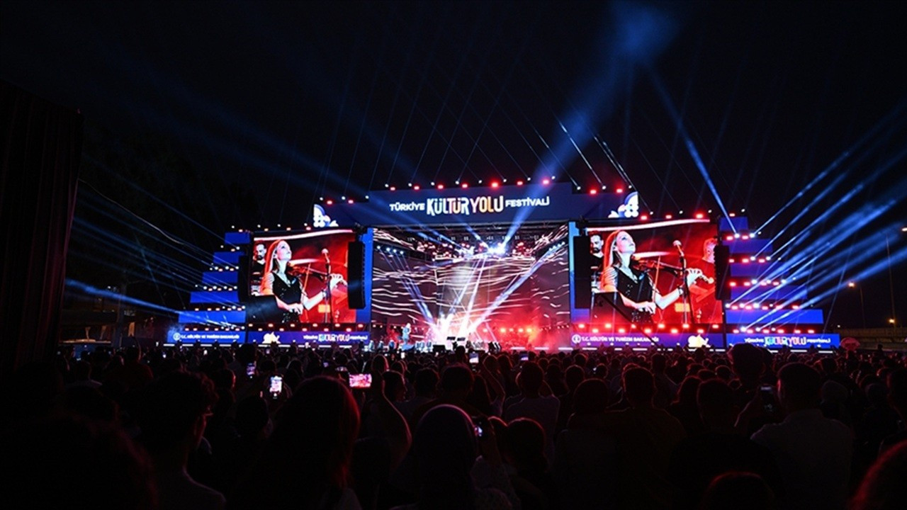 Türk Telekom'dan 'Sinema yollarda' projesi: 100 günlük kültür yolculuğu başladı