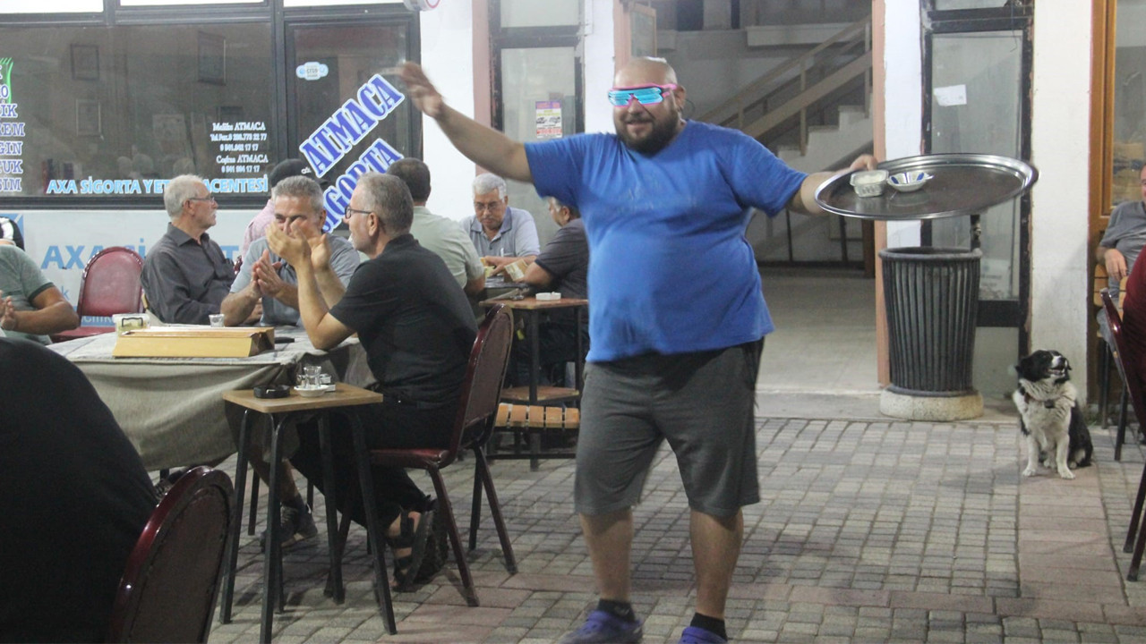 Ünlüler bir bir paylaşıyor, neşeli garson sosyal medyanın gündemine oturdu