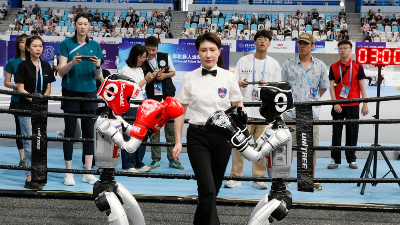 İnsansı robotlar Pekin’de yarışıyor: Atletizm, futbol, kick boks ve daha fazlası