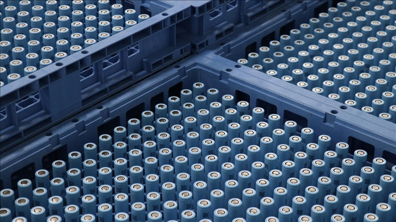 Çin'den çığır açan buluş: Bilim insanları Tesla'nın iki katı güçte pil geliştirdi