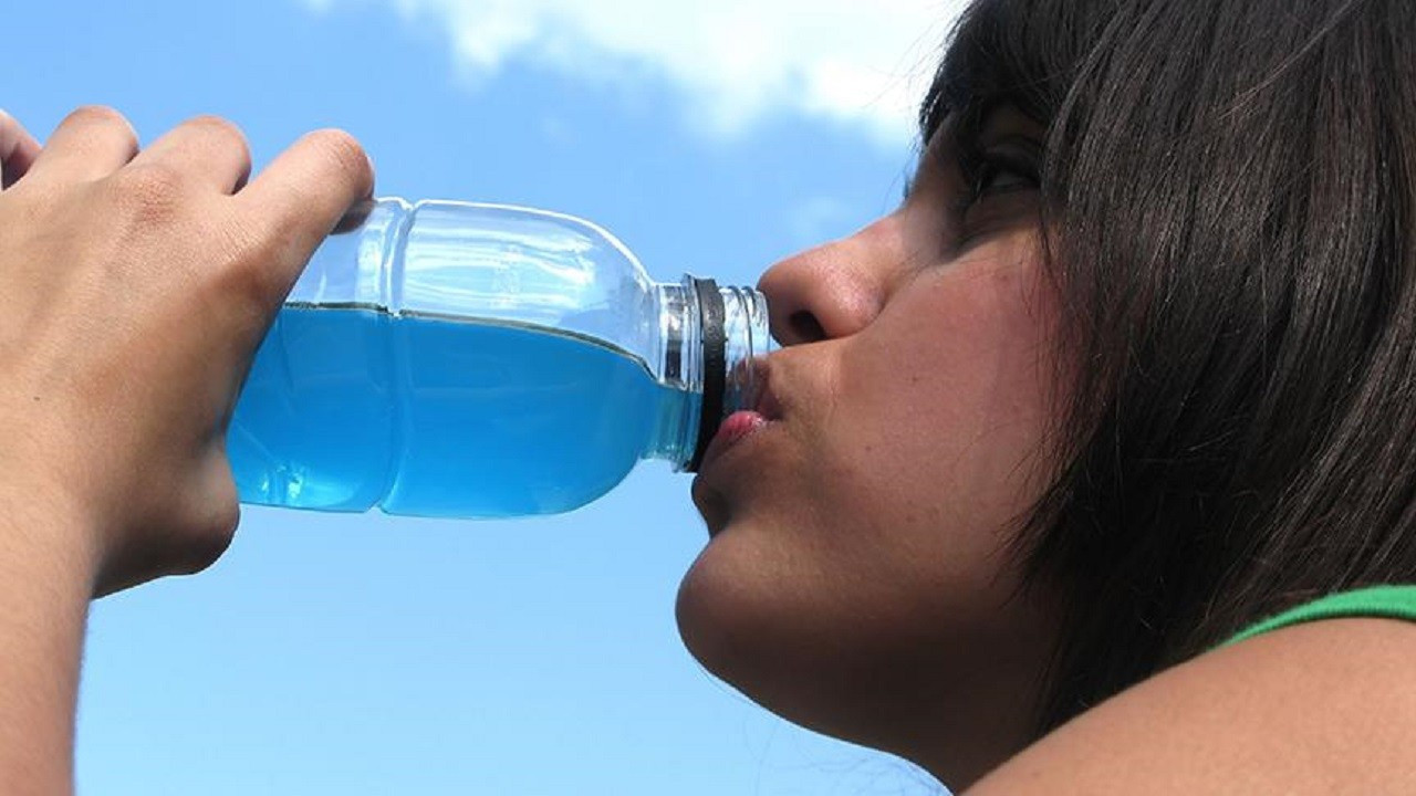 Türkiye'de de tüketiliyor! İngiltere'de çocuklara enerji içeceği satılmayacak