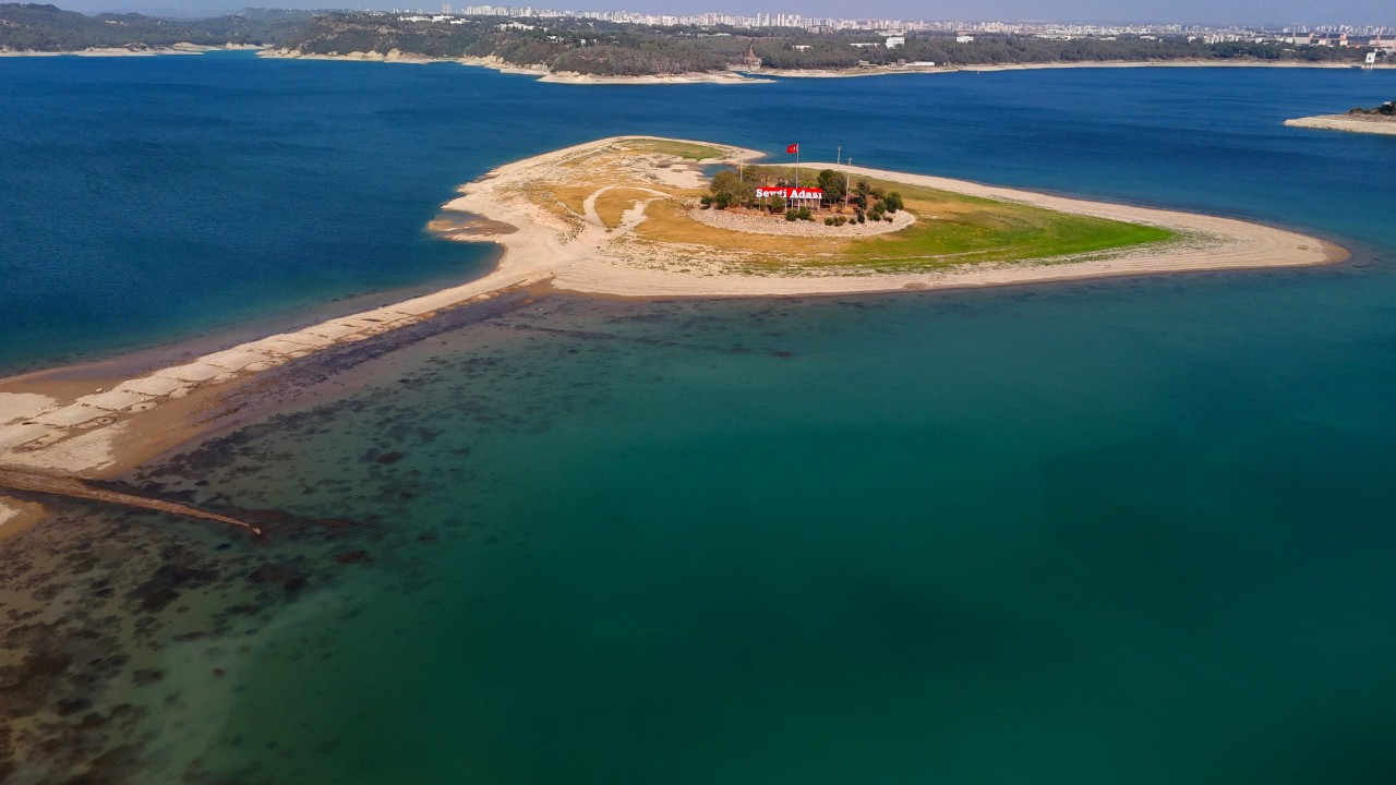 Seyhan Baraj Gölü'nde sular çekildi, 'sevgi yolu' gün yüzüne çıktı