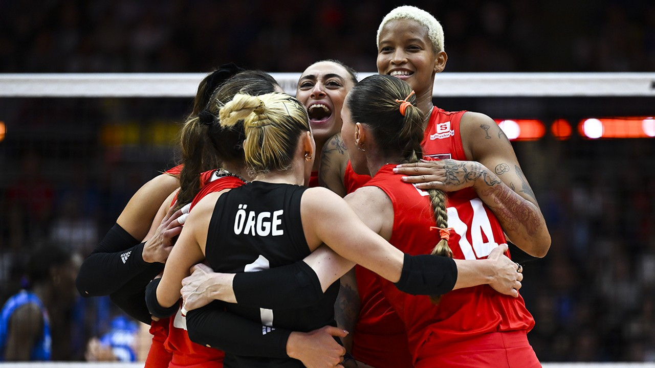 Bakan Bak'tan A Milli Kadın Voleybol Takımı için tebrik mesajı