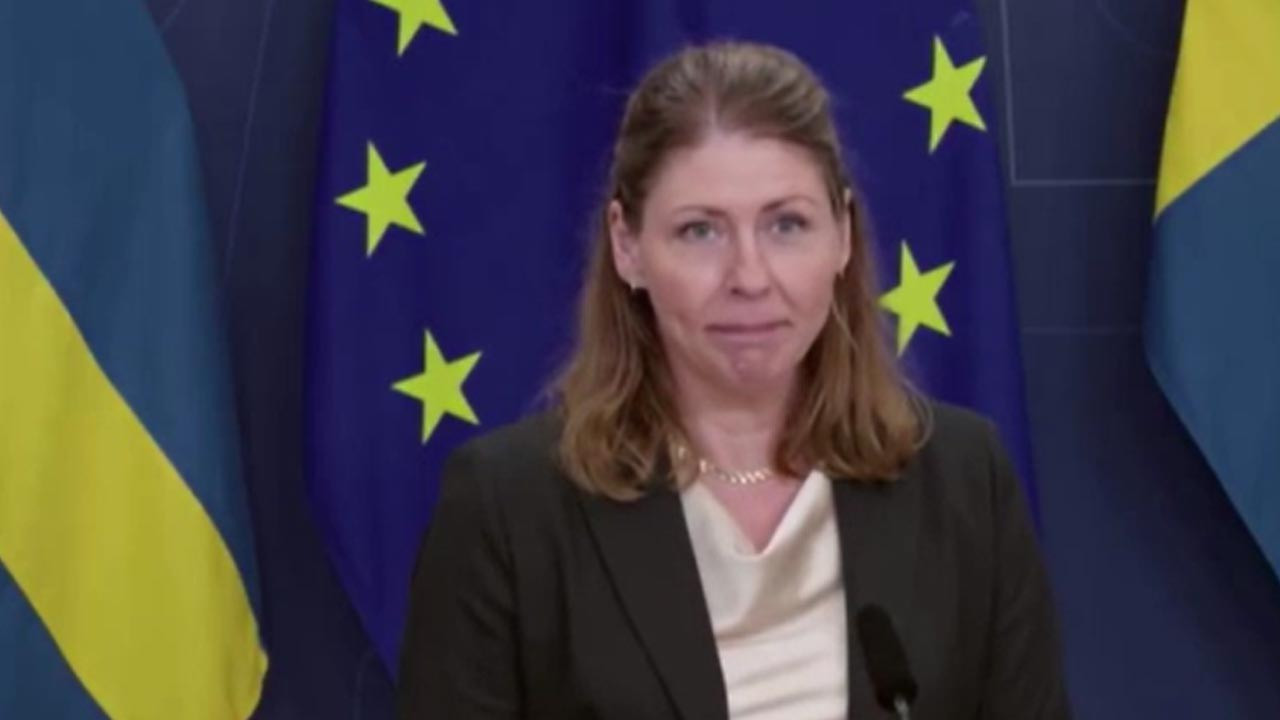 İsveç Sağlık Bakanı basın toplantısında bayıldı