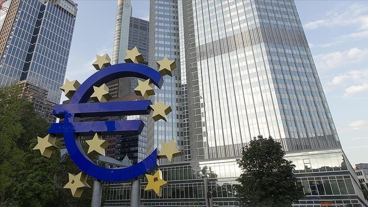 ECB faiz oranlarını sabit tuttu: Enflasyon ve büyüme beklentileri revize edildi