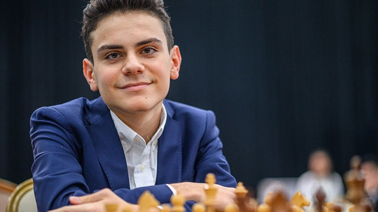 Türk satranç tarihinde bir ilk:  Ediz Gürel dünya şampiyonu Gukesh’i yendi
