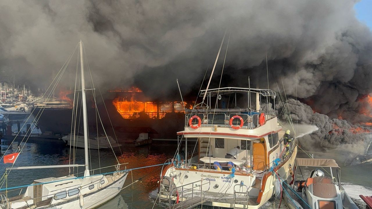 Muğla Fethiye'de marinada yangın! Tekneler alevlere teslim - Resim: 4