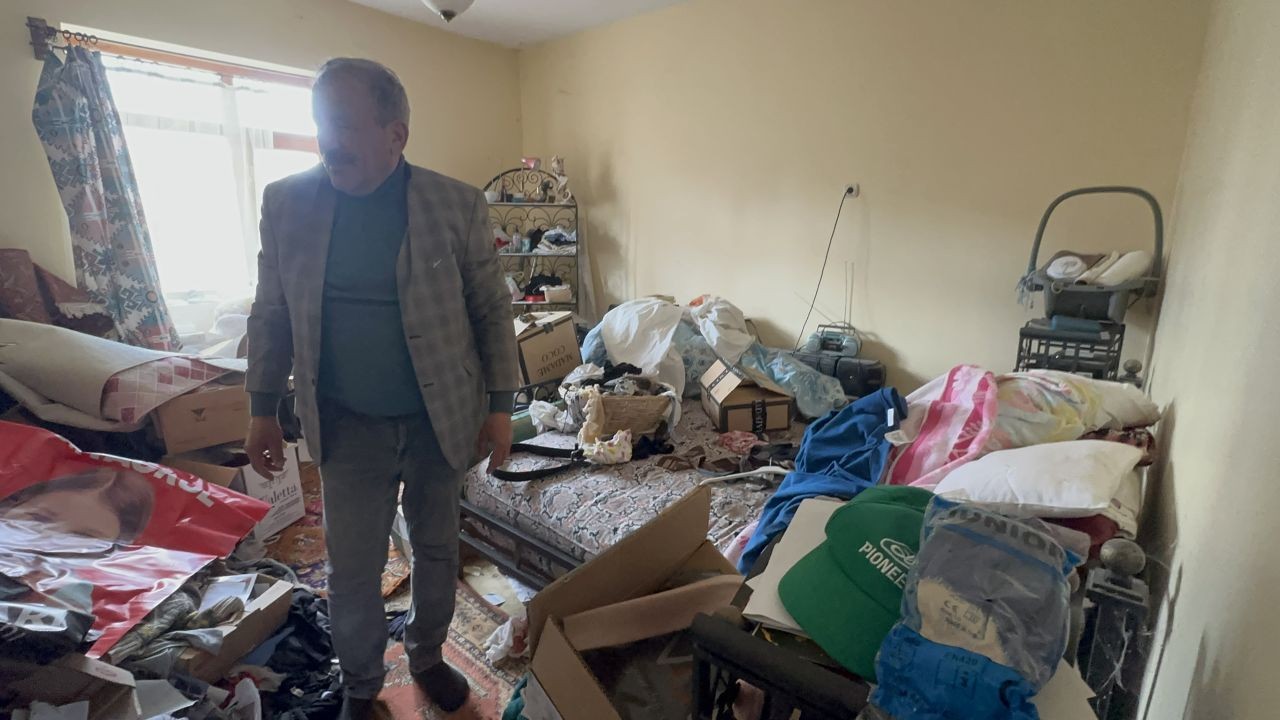 Çöp ev ihbarıyla gittikleri evde şok yaşadılar! Evin sahibi bakın kim çıktı? - Resim: 1