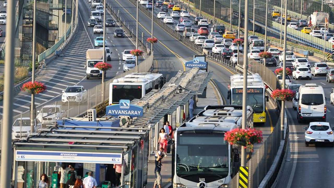 Bugün toplu taşıma ücretsiz mi? 15 Temmuz'da Metrobüs, metro, otobüs, Marmaray, tramvay ücretsiz mi? - Resim: 1
